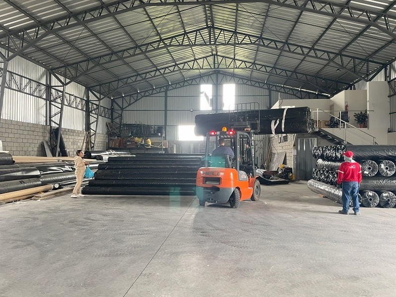 Almacen con rollos de geomallas